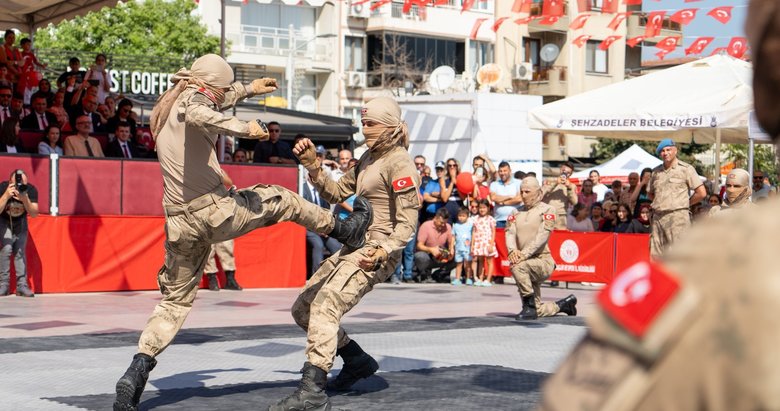 Manisa’da komandolardan hayran bırakan gösteri