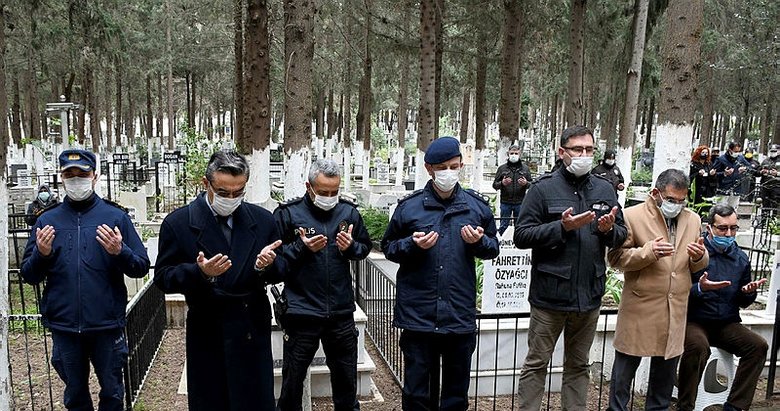 Kuşadası’nda şehit polis Fuat Kaplan, mezarı başında anıldı