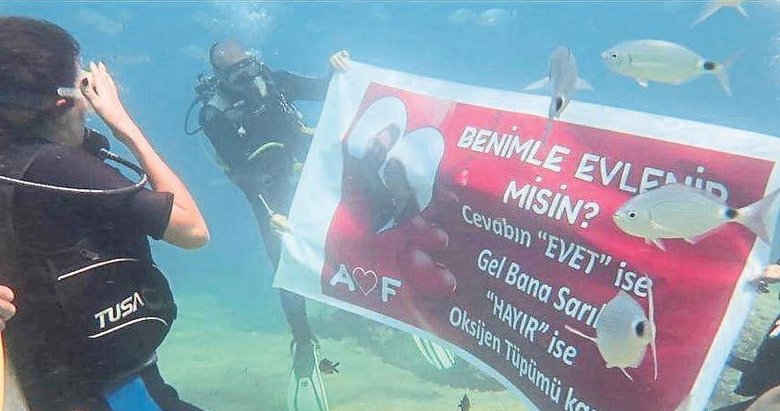 Deniz altında dev afişle evlilik teklifi