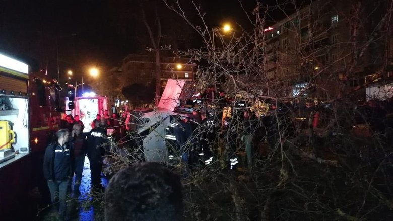 Porsche marka lüks araç kaldırıma çarparak yan yattı