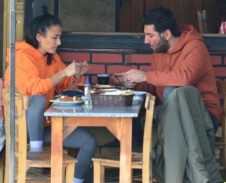 Oyuncu Berkay Ateş sevgilisi milli voleybolcu Simge Aköz ile ilişkisi hakkında ilk kez konuştu