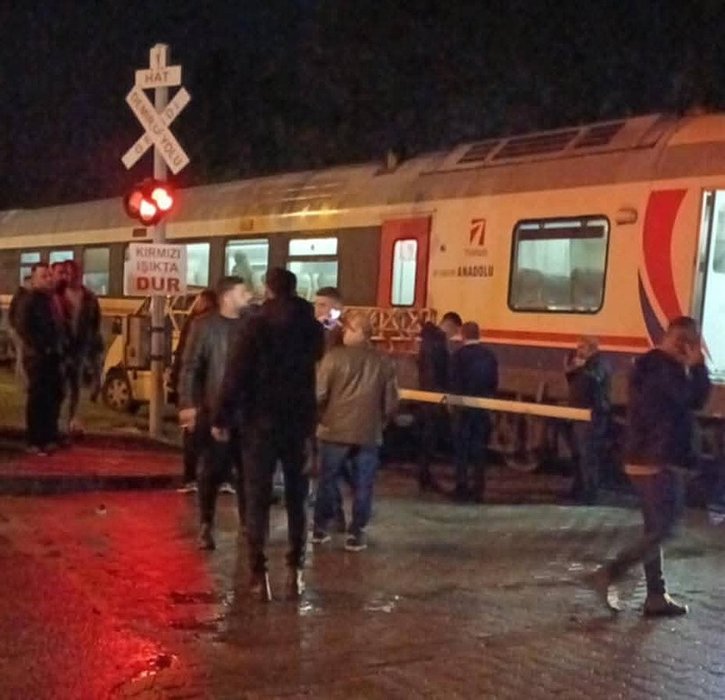 Aydın’da panik anları! Yolcu treni pikaba çarptı
