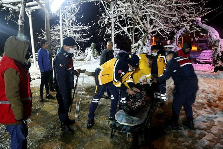 Muğla’da kar yağışı! Hasta kadın yolda kaldı, ekipler seferber oldu