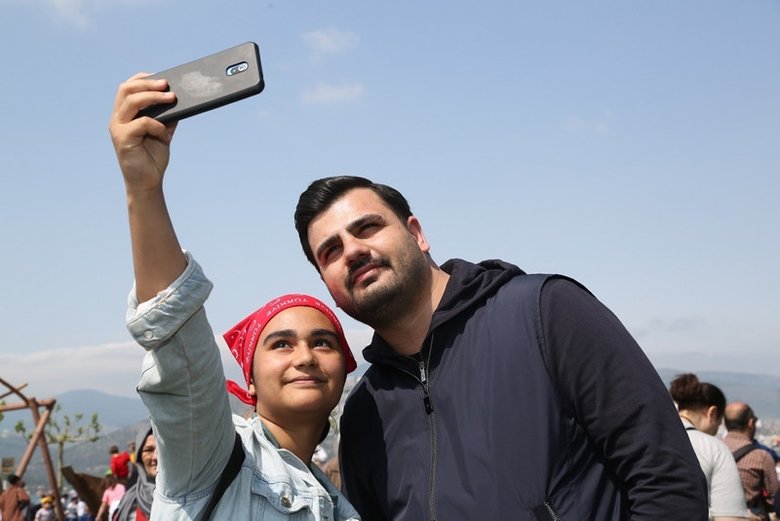 AK Parti’li İnan’dan CHP afişlerine sert eleştiri: İzmir sizden hakkını nasıl alsın?