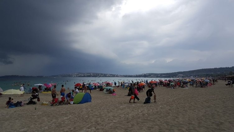 İzmir Çeşme’de Ilıca plajında panik! Hızla terk ettiler