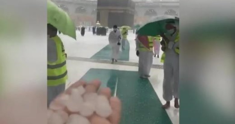 Ceviz kadar dolu yağarken Kabe tavafı