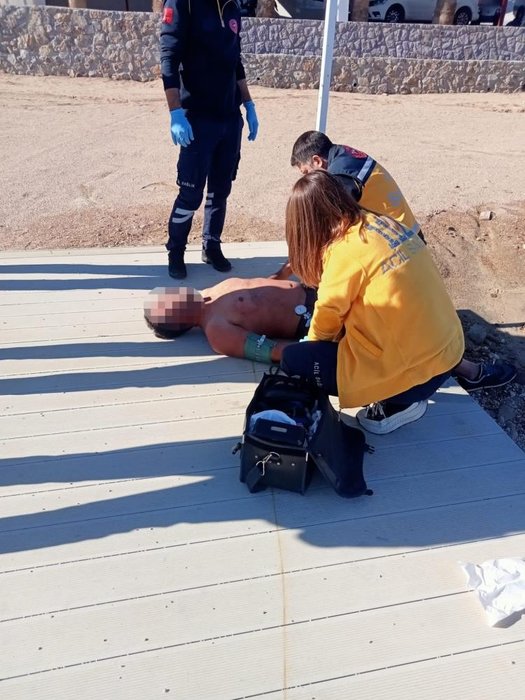 Muğla’da ilginç olay! Ayağına bağladığı kum torbasıyla denize atladı