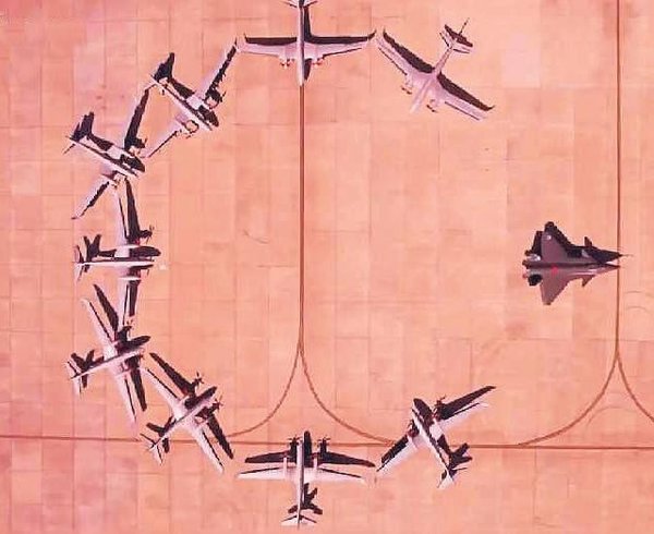 Türk Yıldızları semalarda gemilerimiz Boğaz’da