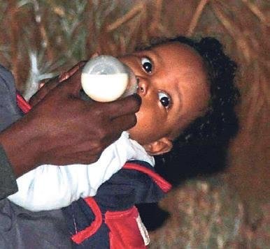 Mama yiyen minik mülteci duygulandırdı