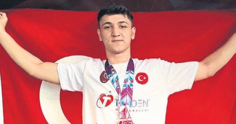 Denizlili Arda kick boksta Dünya 3.’sü oldu