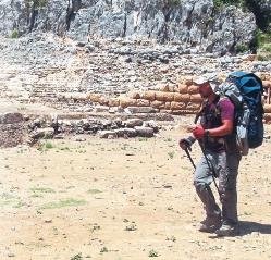 Yürüyerek tatil yapıyor