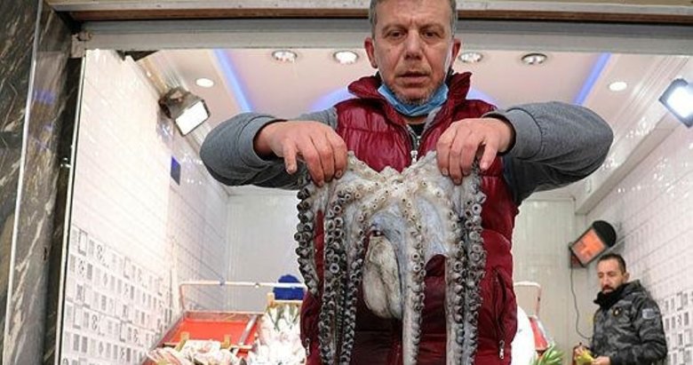 Kilogram fiyatı 55 liraya düşen ahtapot tezgahların gözdesi oldu