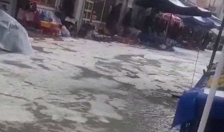 Kütahya Domaniç’te sağanak yağış semt pazarını göle çevirdi