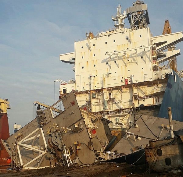 İzmir Aliağa’daki gemiye dev operasyon! Tonlarcası ele geçirildi