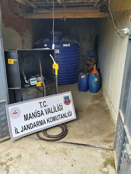 Manisa’da kaçak benzin satışı yapan eve baskın
