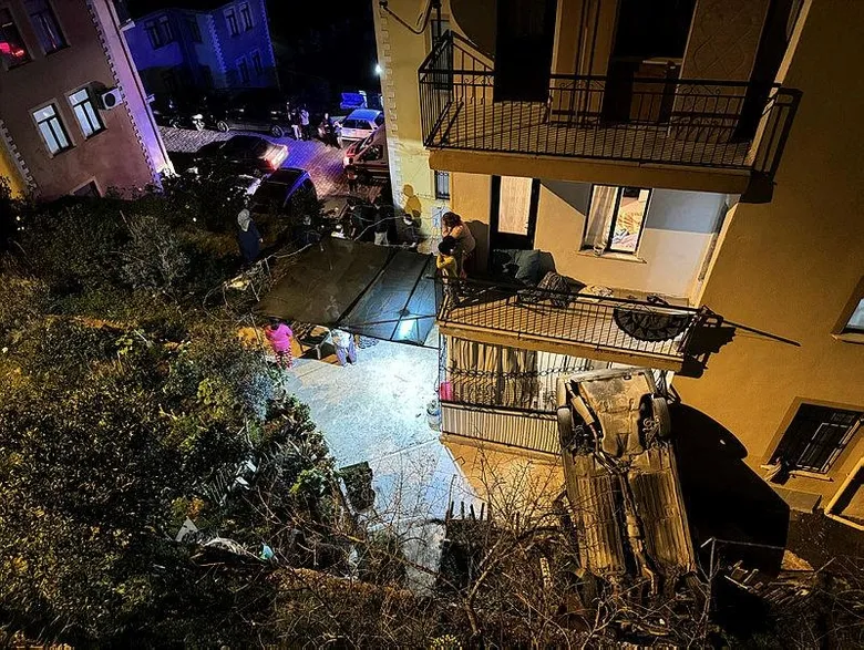 Evin balkonuna otomobil düştü 4 muglada gorenleri sasirtan kaza evin balkonuna otomobil dustu 1707717211908