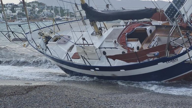 Fırtına sebebiyle düzensiz göçmen teknesi karaya vurdu