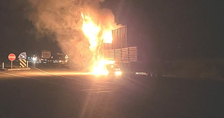 Kütahya’da hareket halindeki tır alev topuna döndü