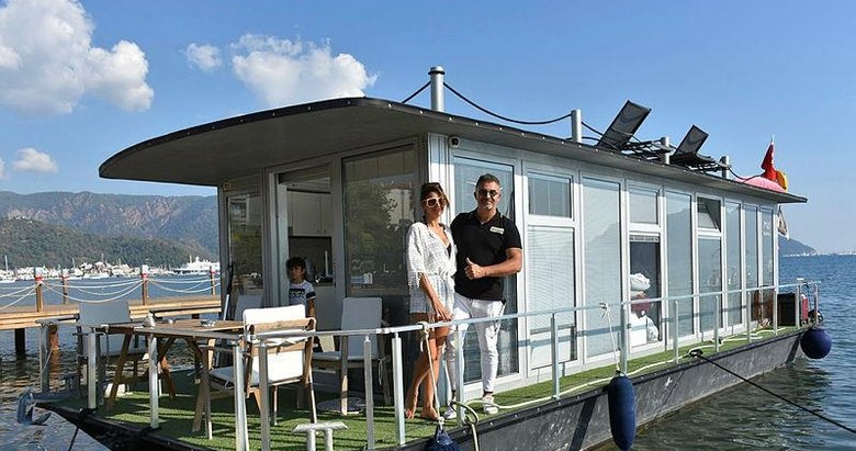 Yüzen evinde ailesiyle izole yaşıyor