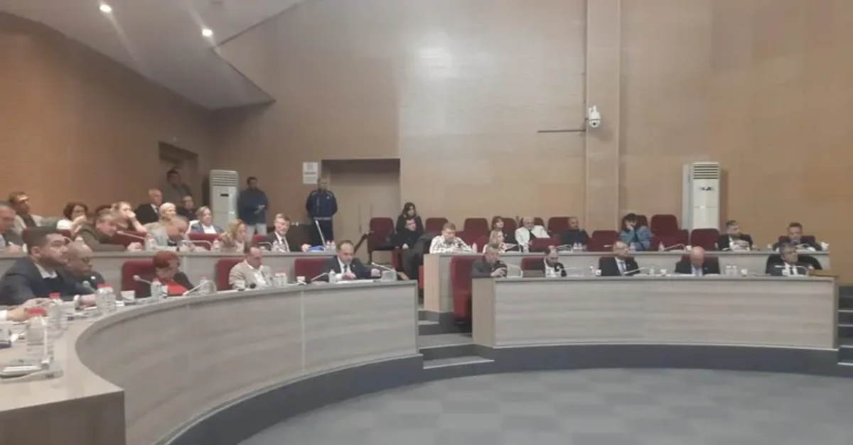 Gaziemir Belediye Meclisi gündeminde Özkan Yalım soruşturması! AK Partili Atmaca’dan CHP'li Ünal Işık’a bankamatik sorusu