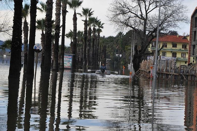 Muğla’da Köyceğiz Gölü taştı, ev ve iş yerlerini su bastı