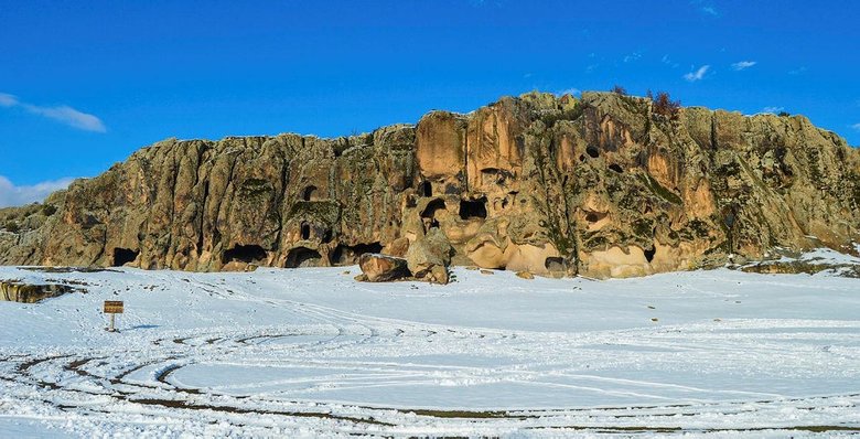 Frigya’da kayaya oyularak yapılan Ayazini Kilisesi inanç turizmine kazandırılacak
