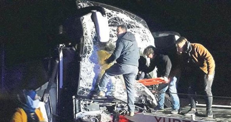 Yolcu otobüsü TIR’a çarptı: 1 ölü 11 yaralı
