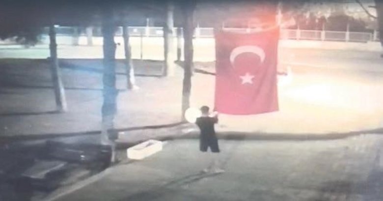 Hain provokasyon: Türk bayrağını yakmaya çalıştı
