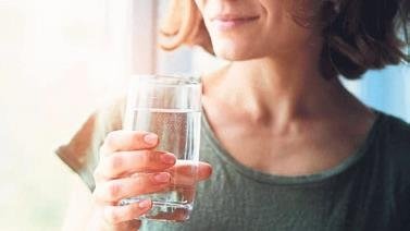 Su, tahin ve kuruyemişlerle anne sütünü artırabilirsiniz