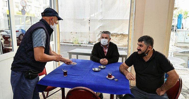 İzmir’de restoran ve kafeler kademeli normalleşme kapsamında müşteri kabul etmeye başladı