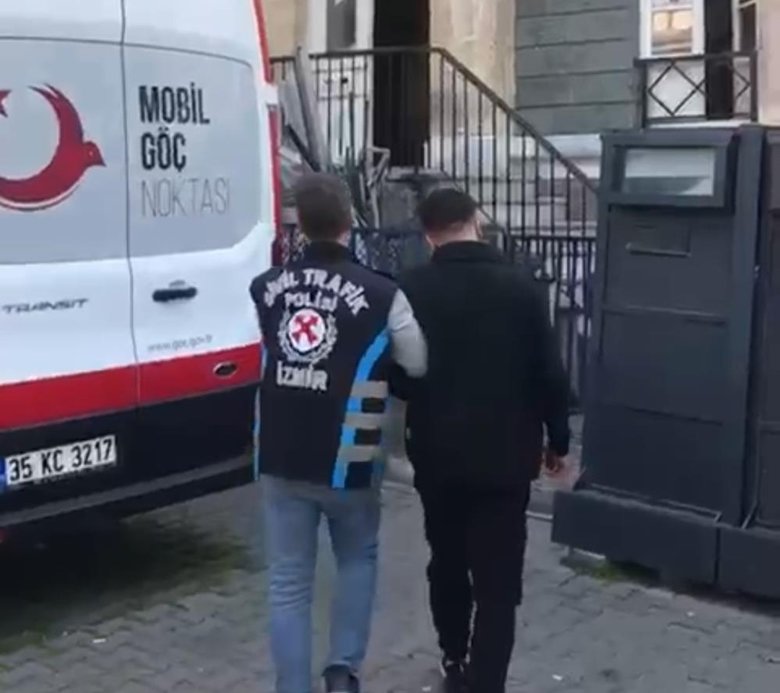 İzmir’de arkasındaki sürücüye sinirlenip aracından inen şoför ehliyetinden oldu