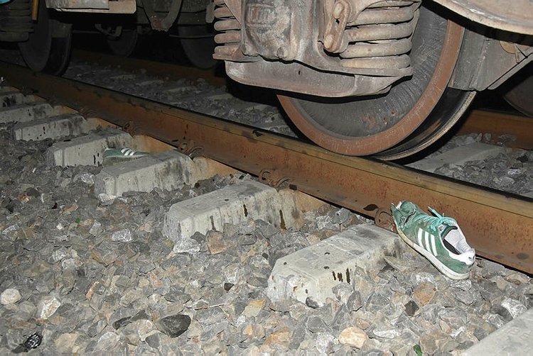 Yük treninin çarptığı yaralı genç, elindeki poşeti bırakmadı