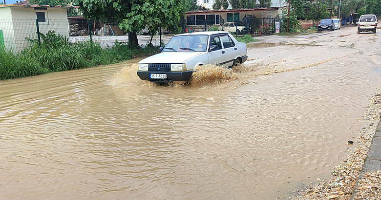 Sağanak yağışlar yolları göle çevirdi