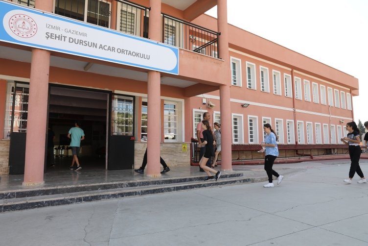 İzmir’de LGS heyecanı! Çocuklarını kapıda beklediler