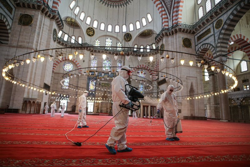İstanbul’da cuma namazıyla ibadete açılacak camiler dezenfekte edildi