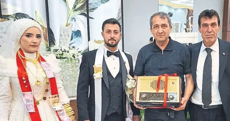 Düğünde gelin ve damada antika hediye