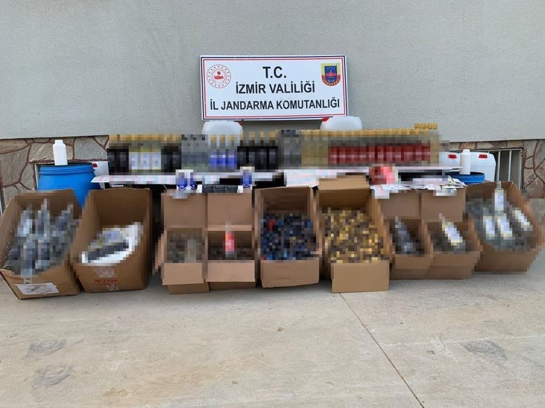 İzmir’de 4 farklı adrese sahte içki baskını! Yüzlerce litre ele geçirildi