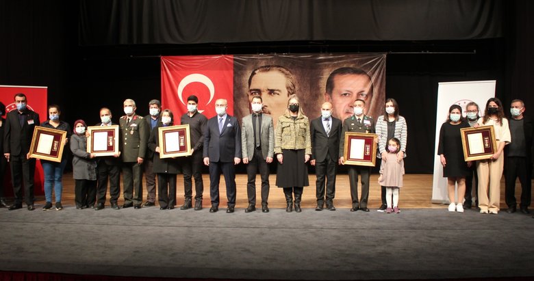 İzmir’de şehit aileleri ve gazilere devlet övünç madalyası