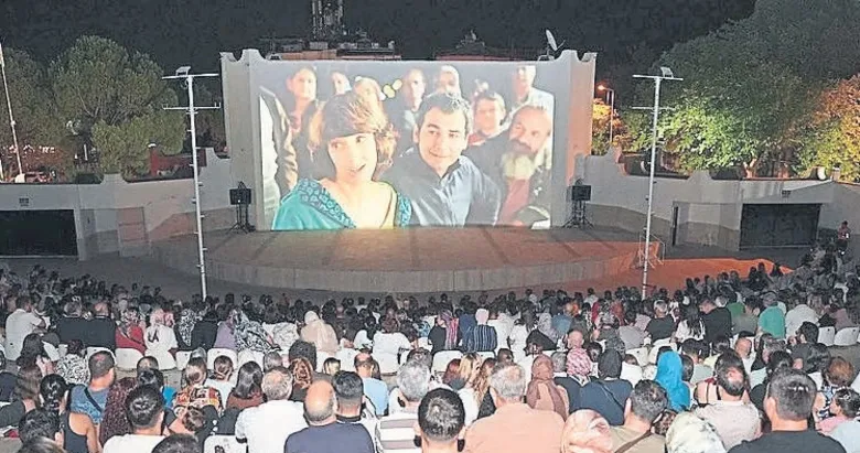 Denizlililer açık havada film izlemeyi çok sevdi