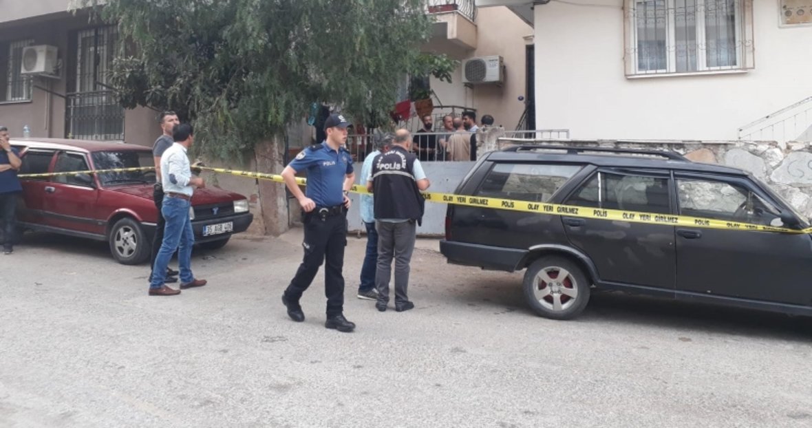 İzmir'in Buca ilçesinde Turan Güler (37), aynı binada bir alt katta oturan aÄabeyi Harun Gülerle (39) tartıÅtı. TartıÅmanın ardından balkonda oturan Harun Güler, üst katta oturan kardeÅinin balkondan pompalı tüfekle ateÅ açması sonucu yaÅamını yitirdi. ile ilgili görsel sonucu