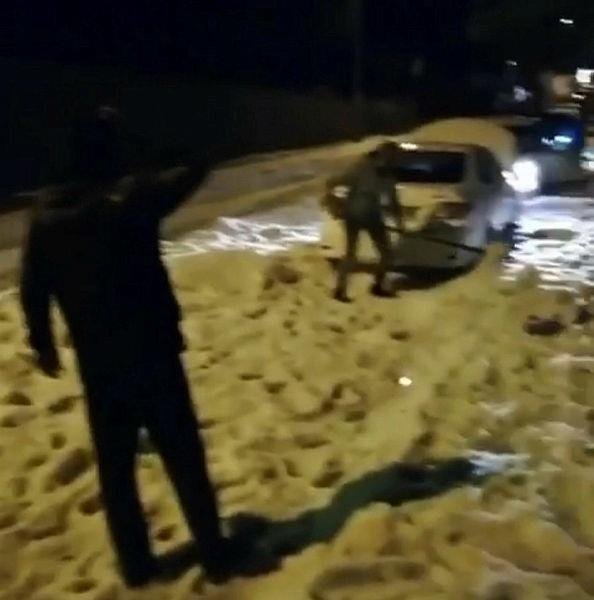 İzmir doluya teslim oldu; vatandaşlar küreklerle doluları temizledi