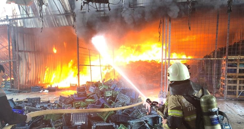 Menemen’de sebze meyve halinde korkutan yangın