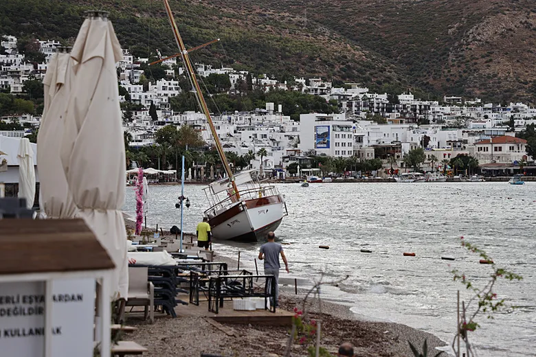 Muğla’da yağış ve rüzgar zor anlar yaşattı: Rüzgar 15 metrelik yelkenli tekneyi devirdi!