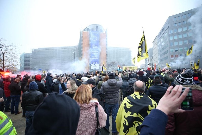Belçika karıştı! Polis göstericilere müdahale ediyor