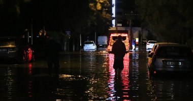 İzmir'de sağanak yağış denizi taşırdı, araçlar sular altında kaldı