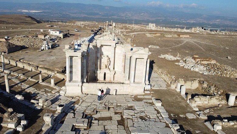 Laodikya’daki anıtsal çeşme yüzyıllar sonra yeniden ayağa kaldırıldı