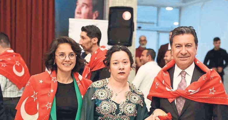 Aras çiftine kına sürprizi