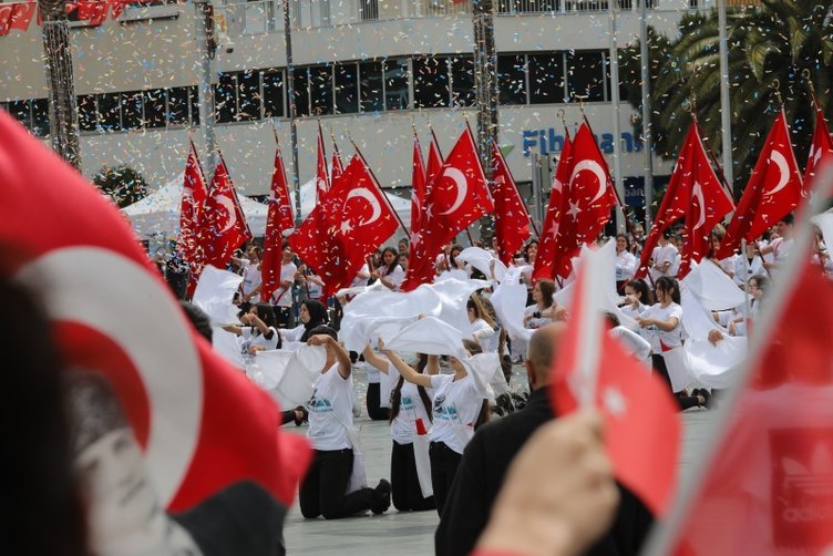 İzmir’de 19 Mayıs coşkusu! Vatandaşların katılımı yoğun oldu