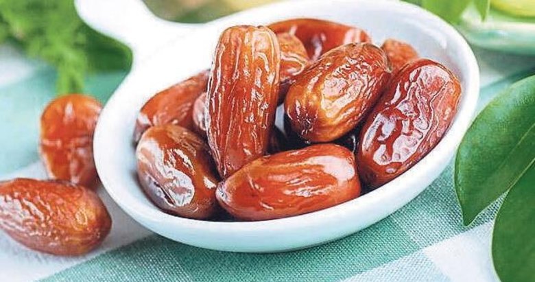 Hurmayı geceden bir bardak suya koyun