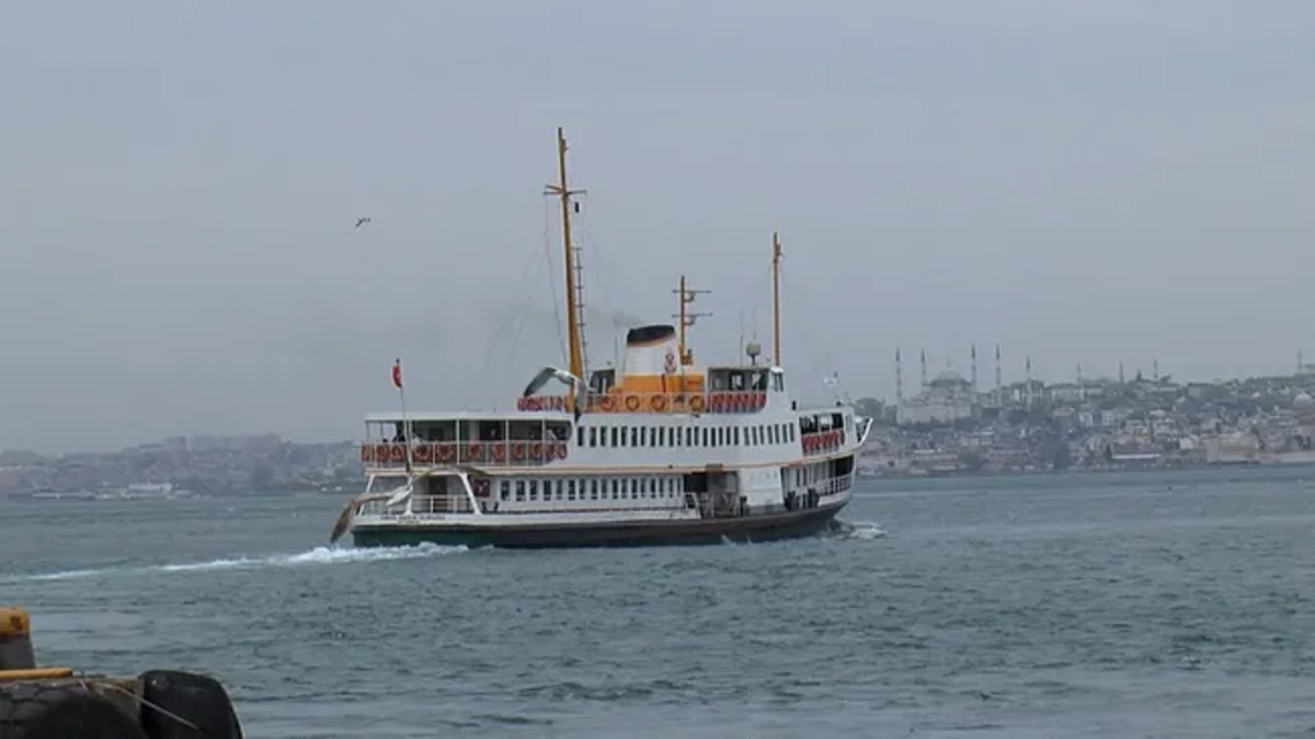 Vapurda esrarengiz olay! Kadıköy'de bindi, Beşiktaş'ta sadece çantası çıktı